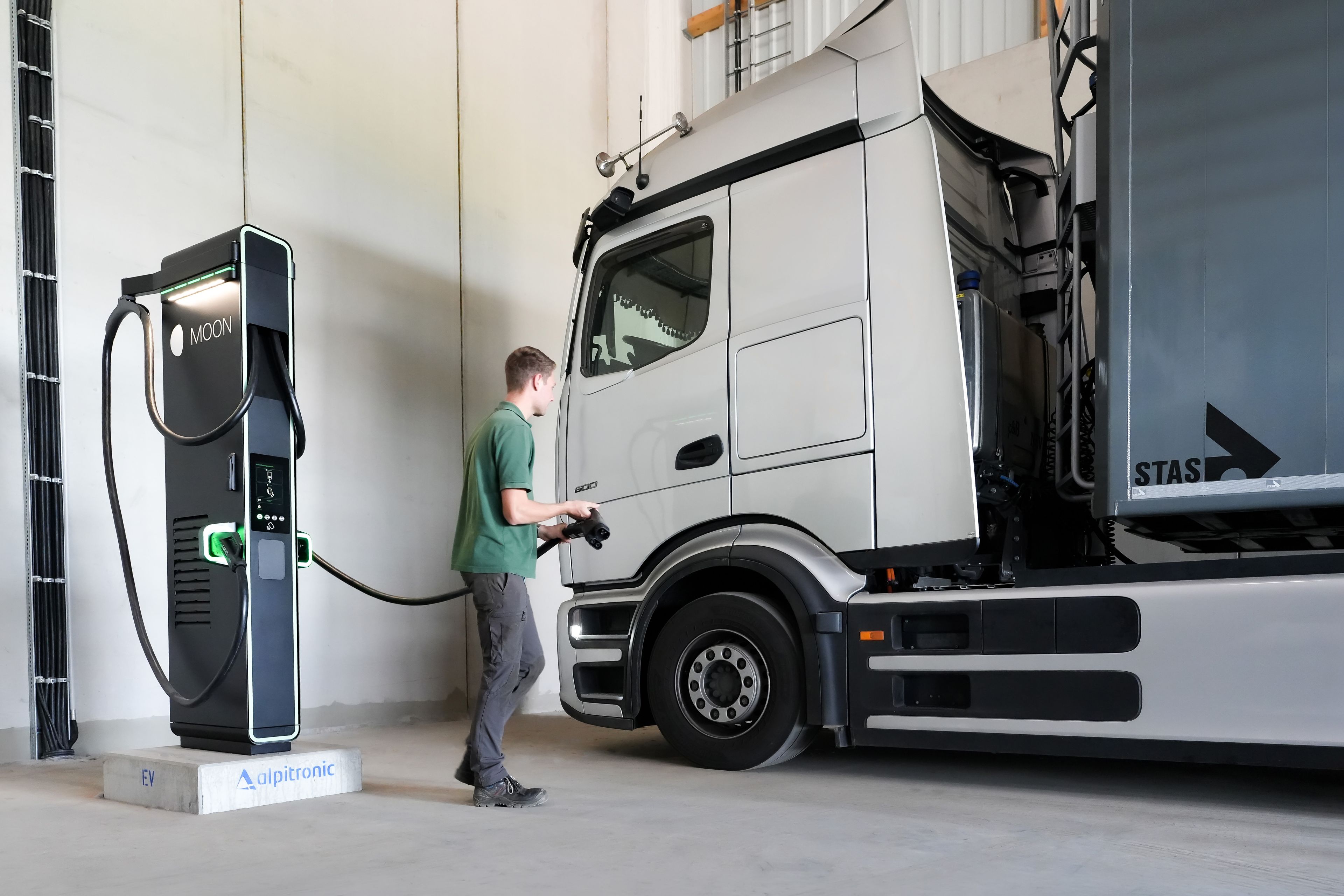E-truck driver charges e-truck with MOON POWER Charger HYC 1000