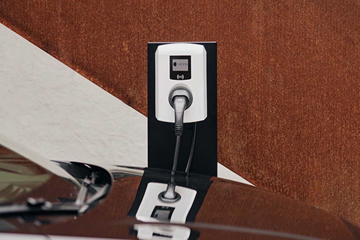 Wallbox behind an electric car