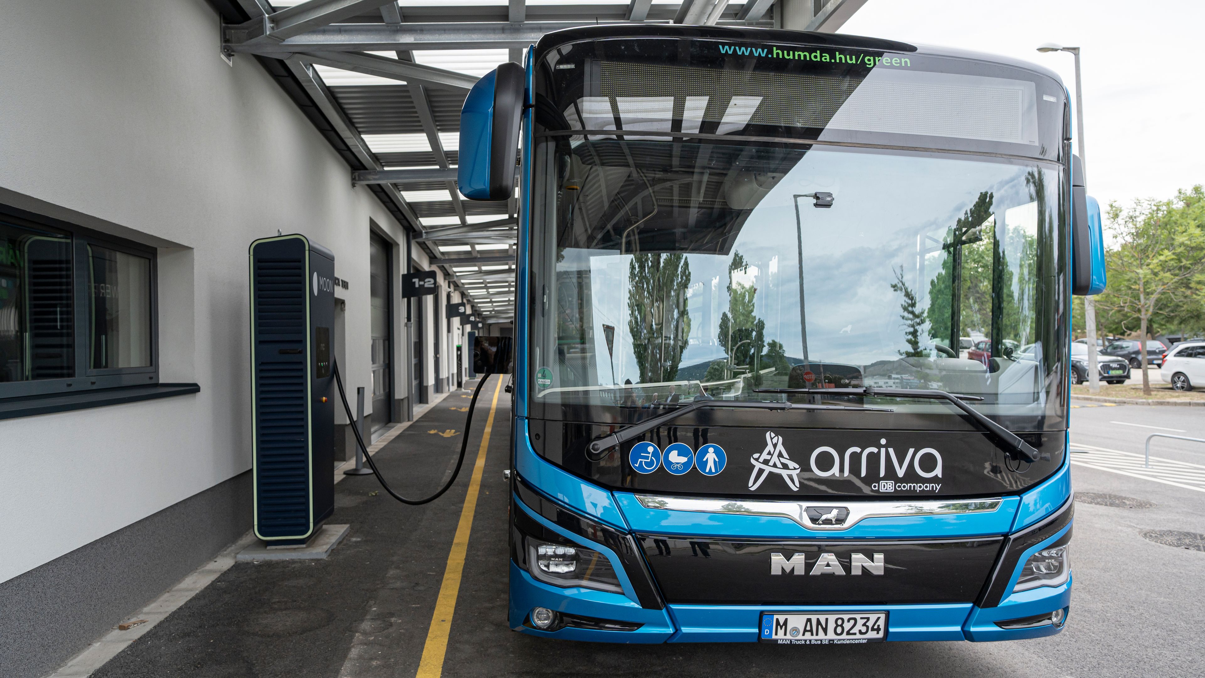 Arriva e-bus charging at a POWER Charger HYC 150 charging station