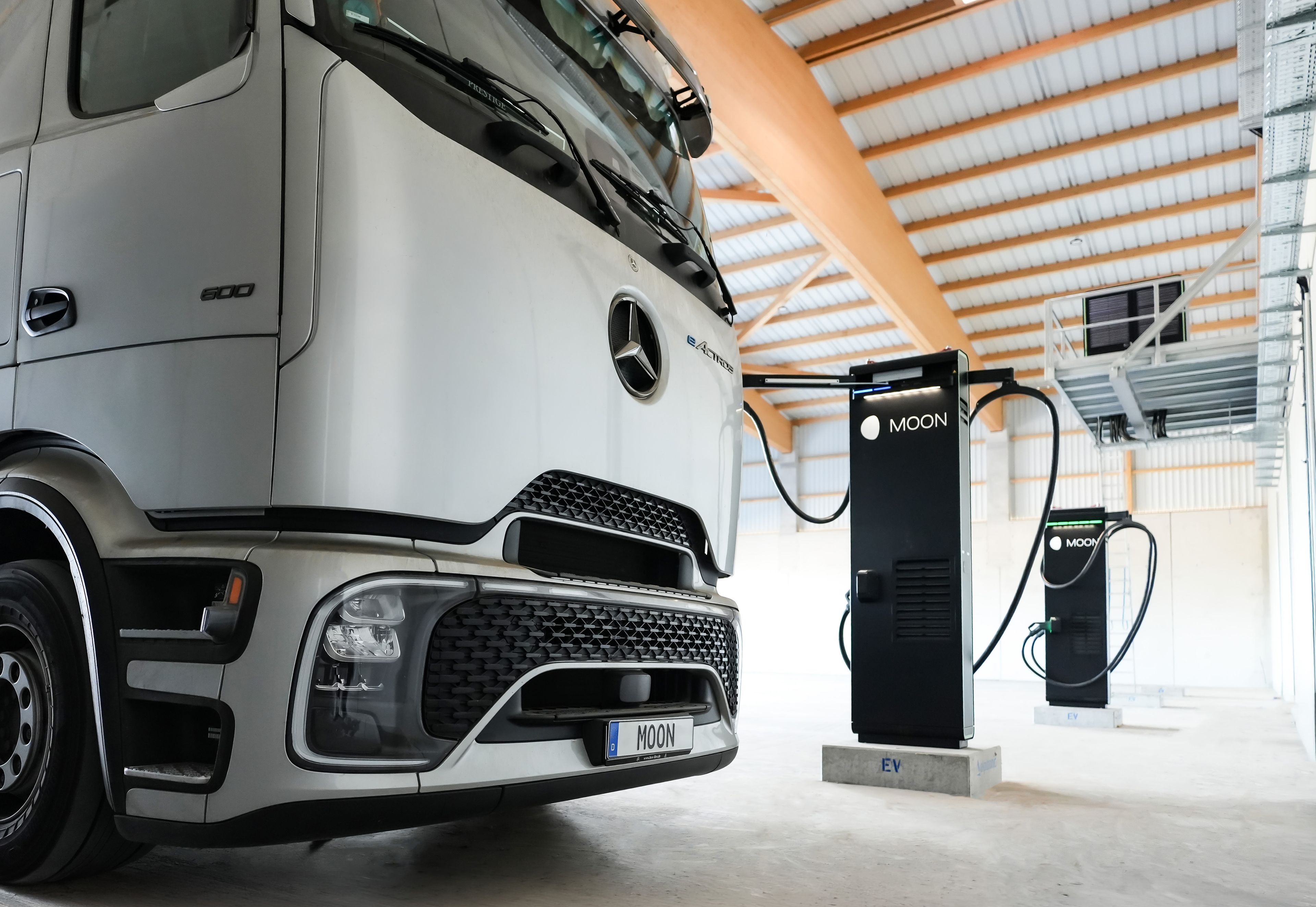 Electric truck in front of MOON charging stations POWER Charger HYC 1000