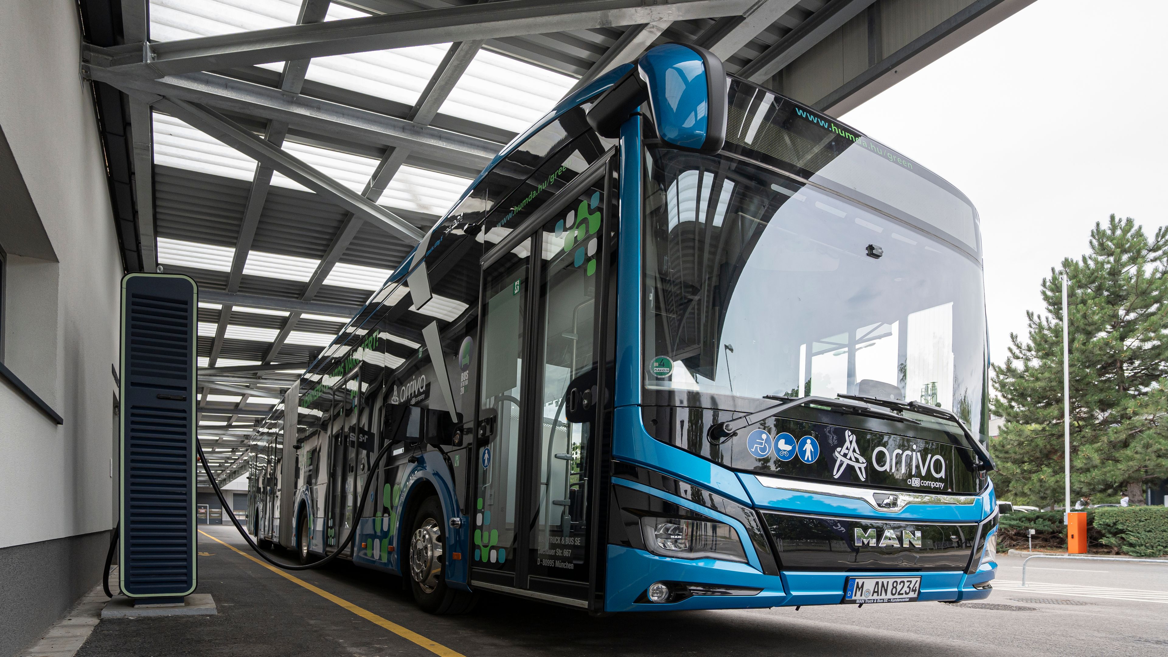 Arriva e-bus charging at a POWER Charger HYC 150 charging station