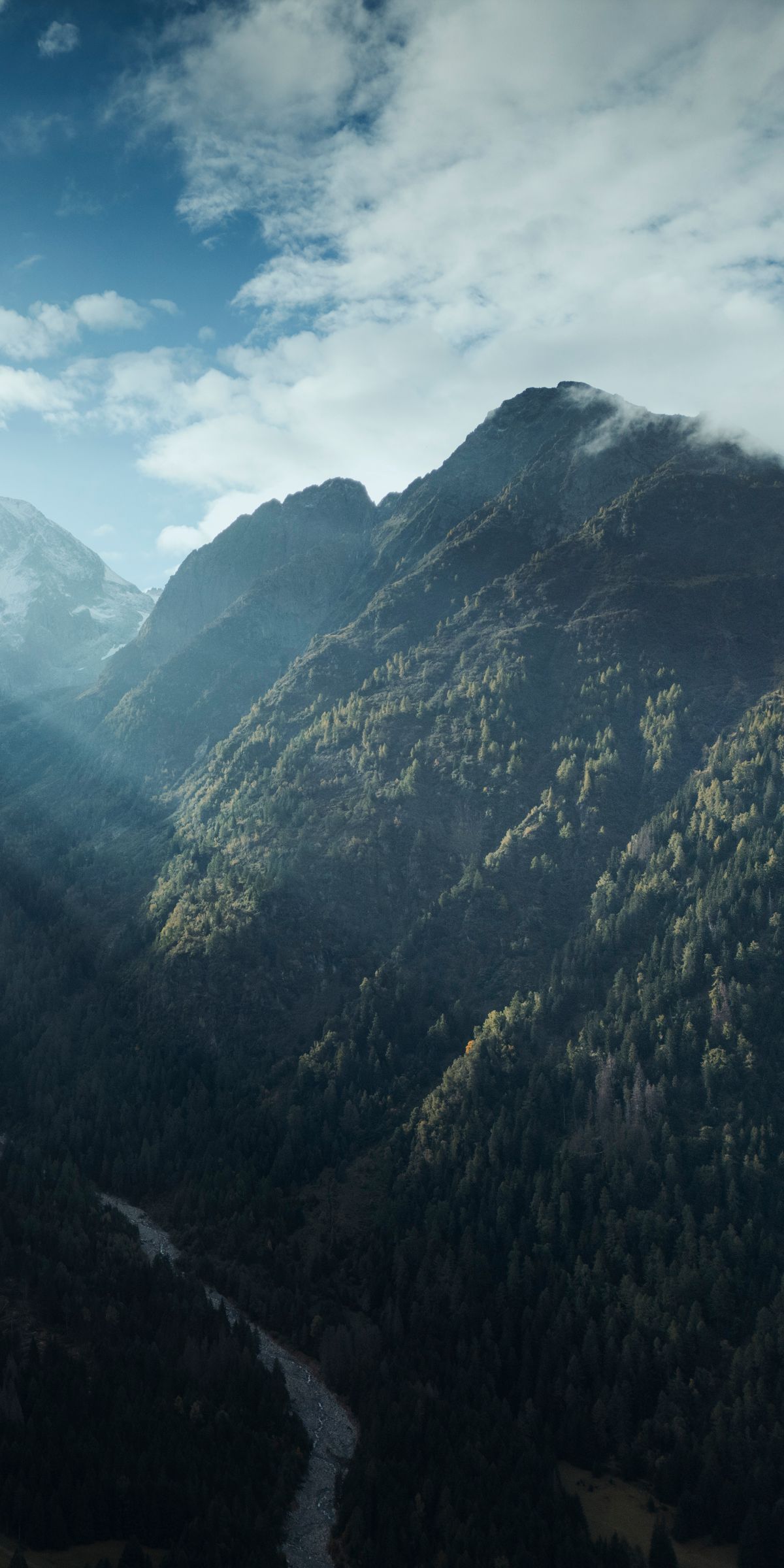 Berglandschaft mit Wolken