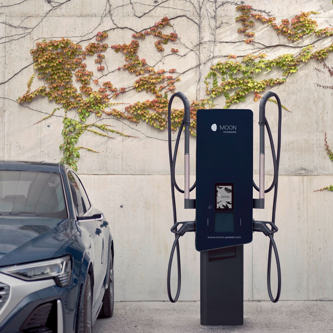 Auto steht neben einer Ladestation