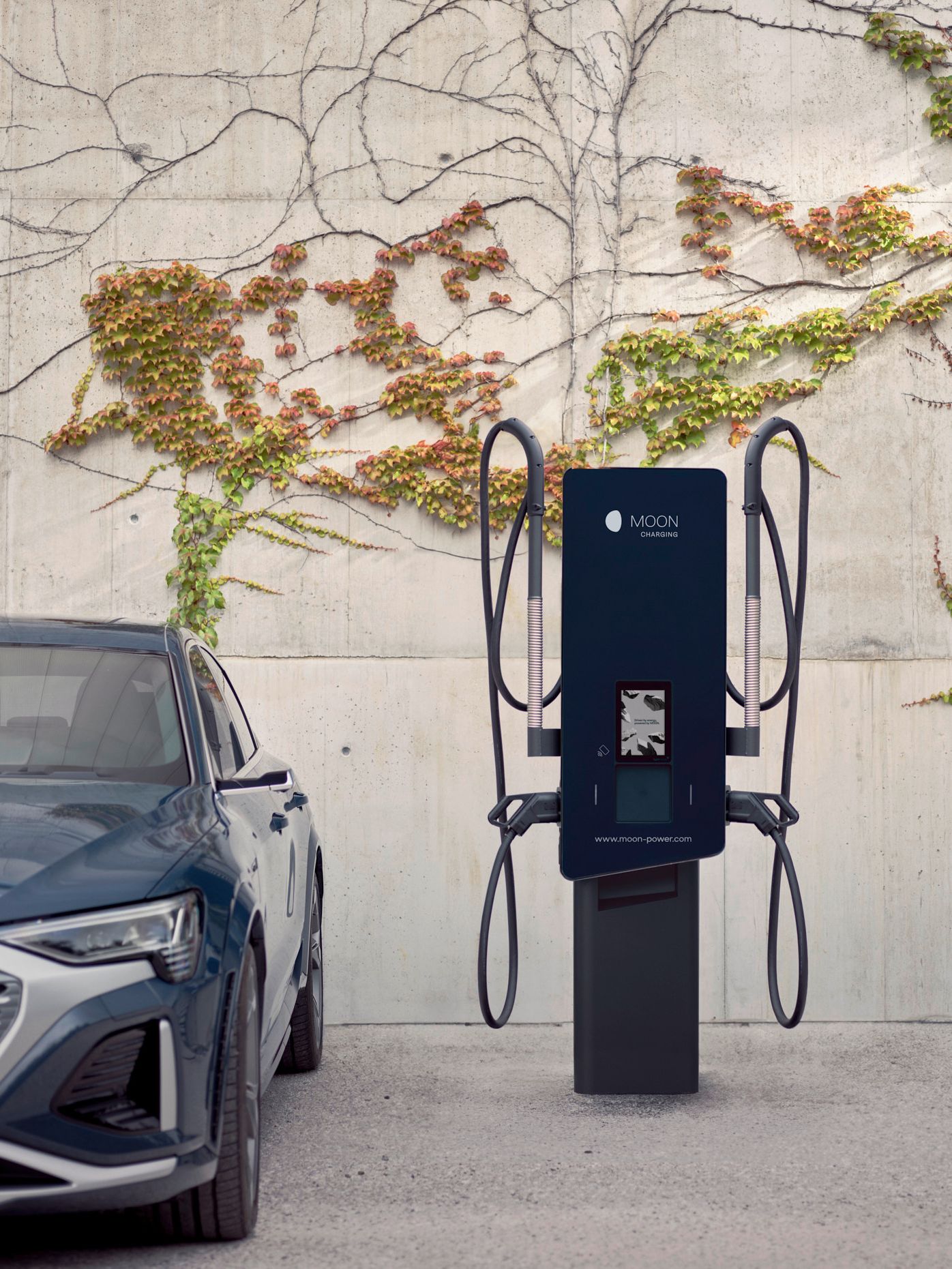 Auto steht neben einer Ladestation