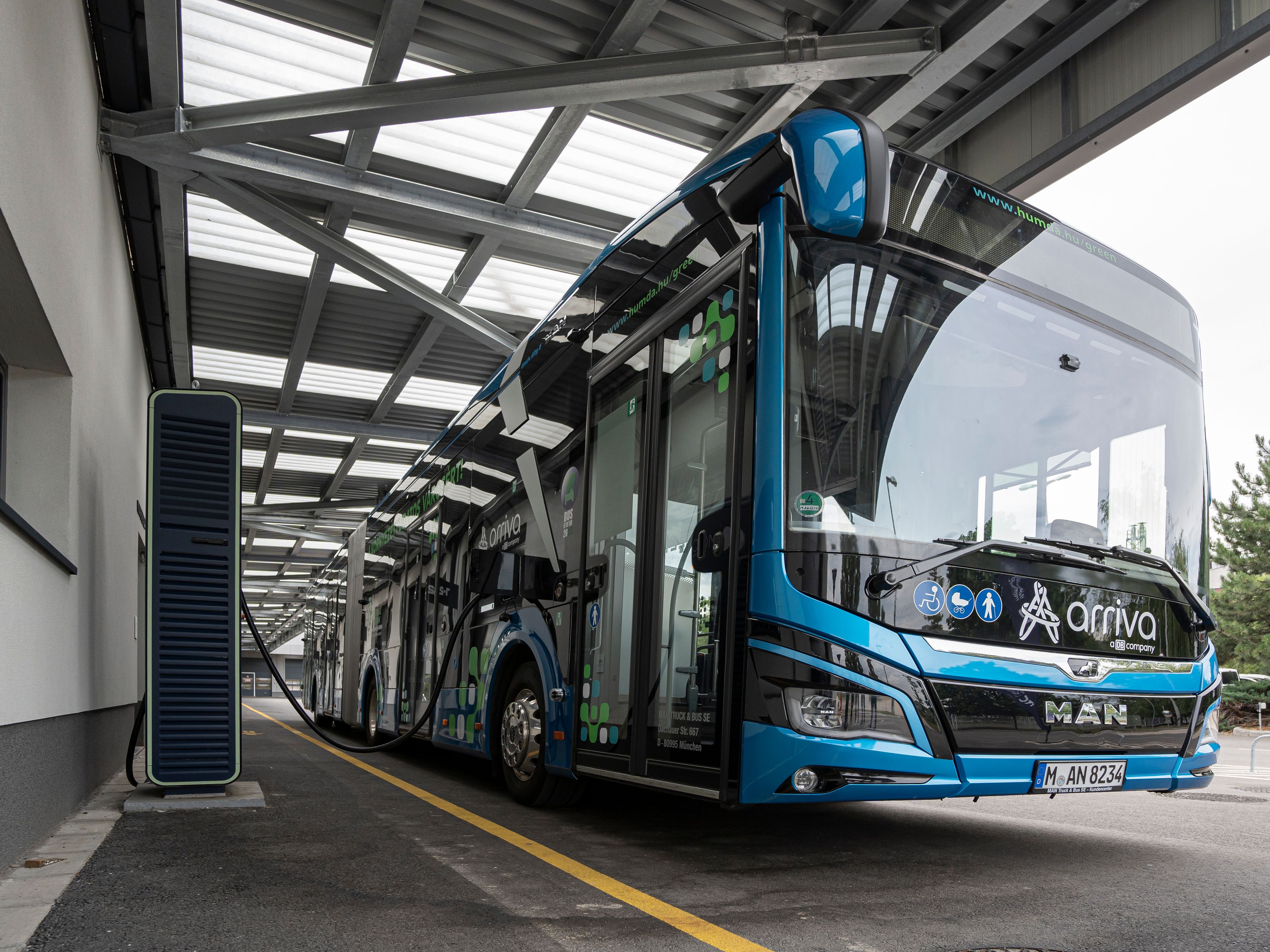 Arriva e-bus charging at a POWER Charger HYC 150 charging station