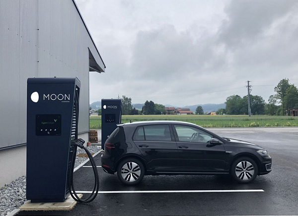Fast charging station at the Mettmach solar and industrial park
