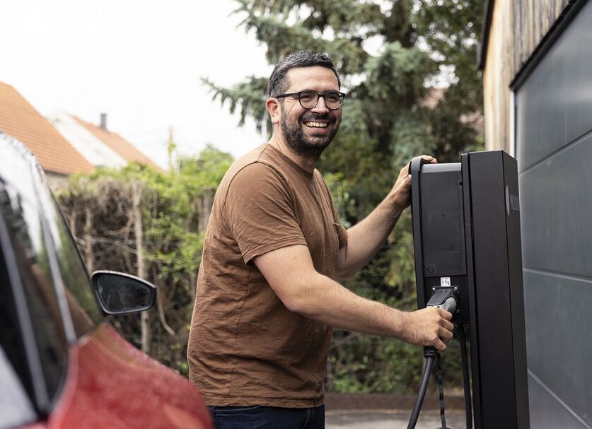 Georg Rohrauer charges e-car at MOON charging station