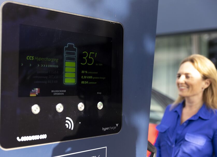 Romy Sigl next to fast charging station from Alpitronic