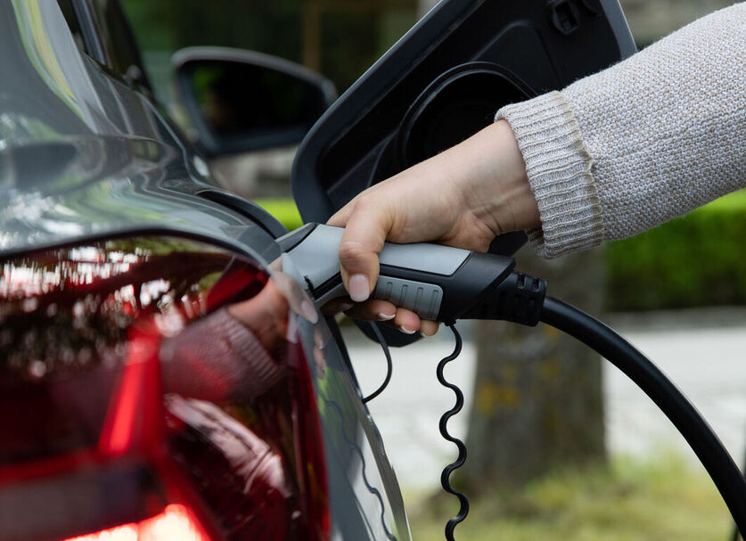 Ladeloesung-Ladekabel-an-E-Auto