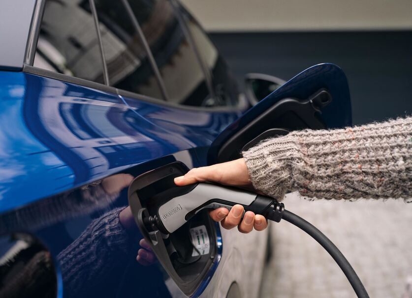 Ladekabel an blauen E-Auto angesteckt
