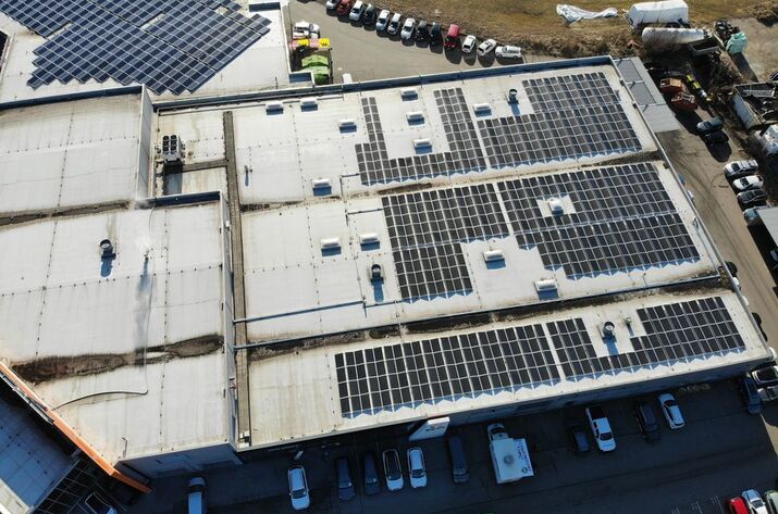 Flight view of the PV system car dealership Wiegele MOON POWER