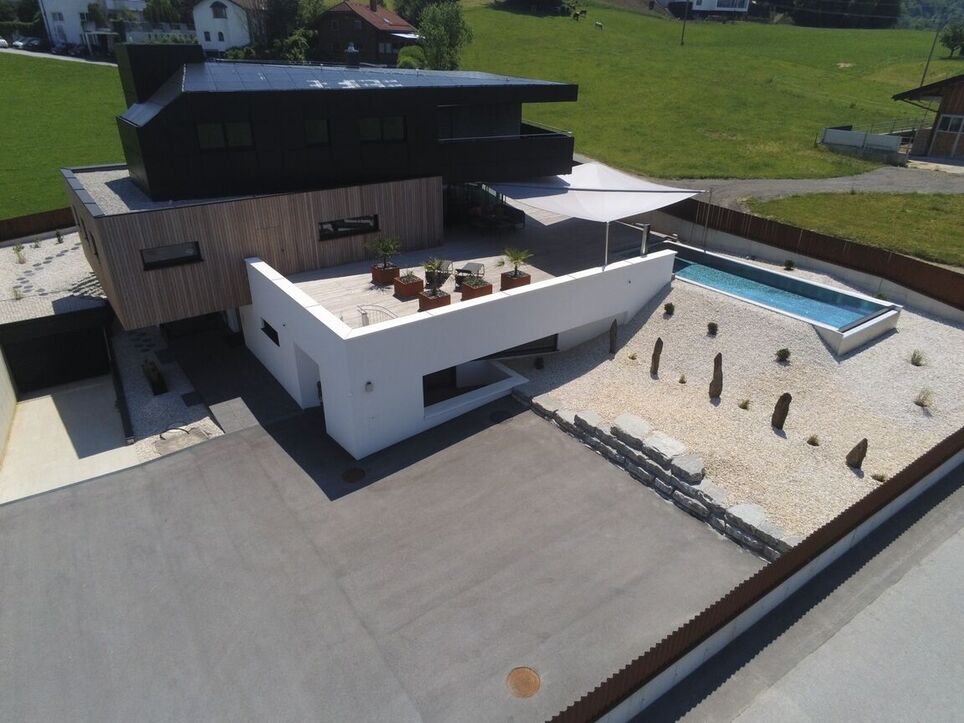 Einfamilienhaus-PV-Kristalloptik-Gartenseite