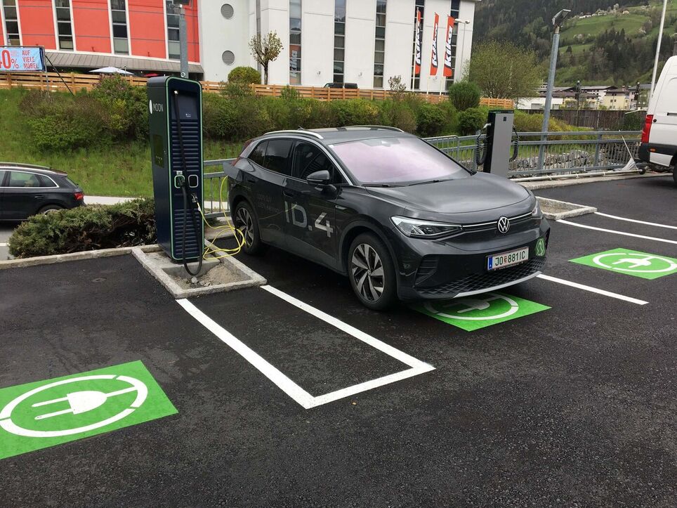 VW ID.4 charges at the fast charging station at the Vierthaler dealership